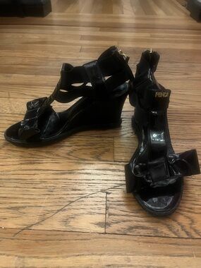 Fendi Carioca patent leather wedge sandals with bows and logo plaque 37
